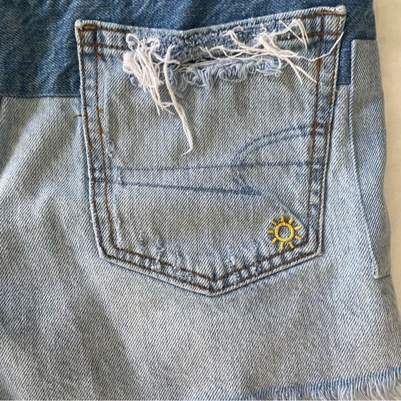 American Eagle Outfitters Light Wash distressed Denim Shorts Size 2 - Picture 5 of 8